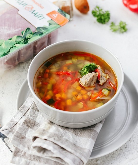 Овощной суп с бедром индейки